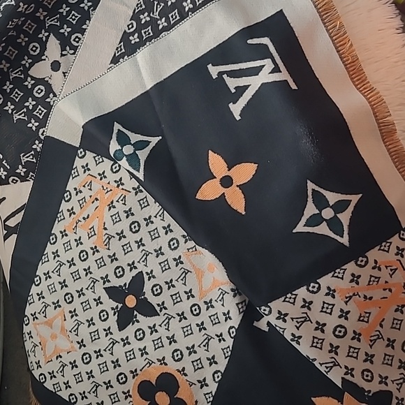 NWOT Reversible Oversized Shawl/Scarf - Picture 1 of 10